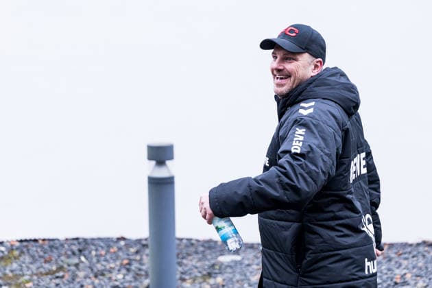 1. Fussball Bundesliga: Training 1. FC Köln; 03.12.2025 Lukas Kwasniok (Trainer 1. FC Köln) geht lachend an der Mixed Zone vorbei 1. Fussball Bundesliga: Training 1. FC Köln; Geissbockheim, 03.12.2025 Copyright: xBEAUTIFULxSPORTS Wunderlx