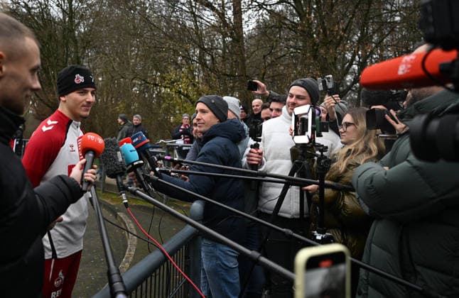 03.12.2025, xophax, Fussball 1.Bundesliga Saison 2025 2026 1.FC Köln ,Training Mixzone , Said El Mala , Journalisten , Handyvideos Köln
