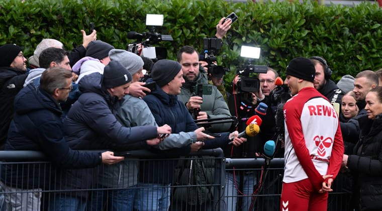03.12.2025, xophax, Fussball 1.Bundesliga Saison 2025 2026 1.FC Köln ,Training Mixzone , Said El Mala , Journalisten , Handyvideos ; Kameras , Mikrofone. Köln