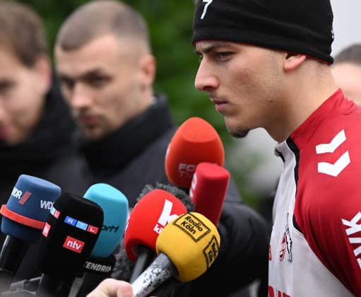 03.12.2025, xophax, Fussball 1.Bundesliga Saison 2025 2026 1.FC Köln ,Training Mixzone , Said El Mala , Journalisten , Handyvideos ; Kameras , Mikrofone. Köln