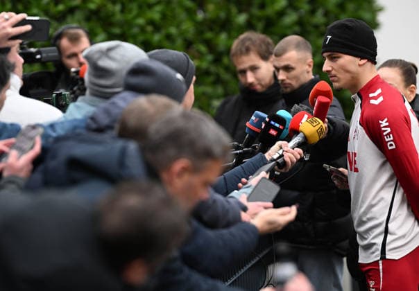 03.12.2025, xophax, Fussball 1.Bundesliga Saison 2025 2026 1.FC Köln ,Training Mixzone , Said El Mala , Journalisten , Handyvideos ; Kameras , Mikrofone. Köln