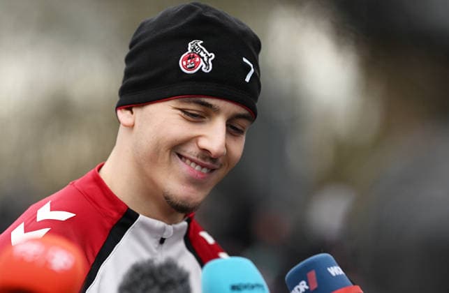 03.12.2025, xophax, Fussball 1.Bundesliga Saison 2025 2026 1.FC Köln ,Training Mixzone , Said El Mala , Journalisten , Handyvideos ; Kameras , Mikrofone. Köln