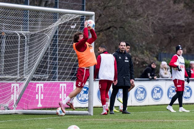 1. Fussball Bundesliga: Training 1. FC Köln; 03.12.2025 Luca Waldschmidt (1. FC Köln, 7) hält einen Ball im Tor, Torwartübung 1. Fussball Bundesliga: Training 1. FC Köln; Geissbockheim, 03.12.2025 Copyright: xBEAUTIFULxSPORTS Wunderlx