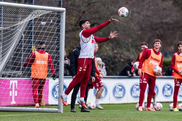 1. Fussball Bundesliga: Training 1. FC Köln; 03.12.2025 Cenk Özkacar (1. FC Köln, 39) hält einen Ball im Tor, Torwartübung 1. Fussball Bundesliga: Training 1. FC Köln; Geissbockheim, 03.12.2025 Copyright: xBEAUTIFULxSPORTS Wunderlx