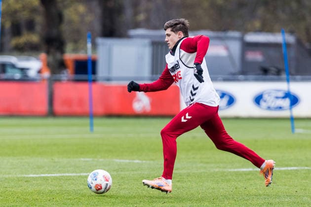 1. Fussball Bundesliga: Training 1. FC Köln; 03.12.2025 Alessio Castro-Montes (1. FC Köln, 17) am Ball 1. Fussball Bundesliga: Training 1. FC Köln; Geissbockheim, 03.12.2025 Copyright: xBEAUTIFULxSPORTS Wunderlx
