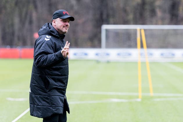 1. Fussball Bundesliga: Training 1. FC Köln; 03.12.2025 Lukas Kwasniok (Trainer 1. FC Köln) zeigt Peace 1. Fussball Bundesliga: Training 1. FC Köln; Geissbockheim, 03.12.2025 Copyright: xBEAUTIFULxSPORTS Wunderlx