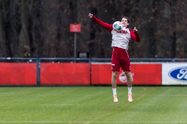 1. Fussball Bundesliga: Training 1. FC Köln; 03.12.2025 Jakub Kaminski (1. FC Köln, 16) nimmt einen Ball an 1. Fussball Bundesliga: Training 1. FC Köln; Geissbockheim, 03.12.2025 Copyright: xBEAUTIFULxSPORTS Wunderlx