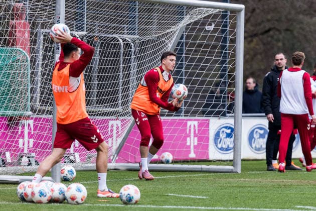 1. Fussball Bundesliga: Training 1. FC Köln; 03.12.2025 Said El Mala (1. FC Köln, 13) hält einen Ball im Tor, Torwartübung 1. Fussball Bundesliga: Training 1. FC Köln; Geissbockheim, 03.12.2025 Copyright: xBEAUTIFULxSPORTS Wunderlx