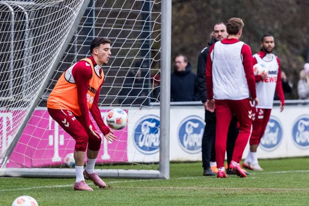 1. Fussball Bundesliga: Training 1. FC Köln; 03.12.2025 Said El Mala (1. FC Köln, 13) hält einen Ball im Tor, Torwartübung 1. Fussball Bundesliga: Training 1. FC Köln; Geissbockheim, 03.12.2025 Copyright: xBEAUTIFULxSPORTS Wunderlx