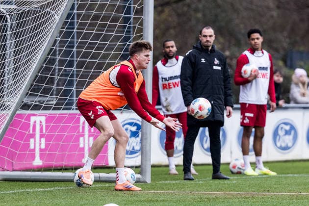 1. Fussball Bundesliga: Training 1. FC Köln; 03.12.2025 Marius Bülter (1. FC Köln, 30) hält einen Ball im Tor, Torwartübung 1. Fussball Bundesliga: Training 1. FC Köln; Geissbockheim, 03.12.2025 Copyright: xBEAUTIFULxSPORTS Wunderlx