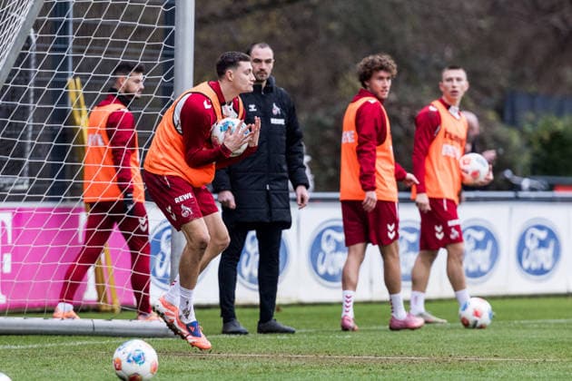 1. Fussball Bundesliga: Training 1. FC Köln; 03.12.2025 Eric Martel (1. FC Köln, 6) hält einen Ball im Tor, Torwartübung 1. Fussball Bundesliga: Training 1. FC Köln; Geissbockheim, 03.12.2025 Copyright: xBEAUTIFULxSPORTS Wunderlx