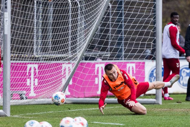 1. Fussball Bundesliga: Training 1. FC Köln; 03.12.2025 Kristoffer Lund (1. FC Köln, 32) hält einen Ball im Tor, Torwartübung 1. Fussball Bundesliga: Training 1. FC Köln; Geissbockheim, 03.12.2025 Copyright: xBEAUTIFULxSPORTS Wunderlx