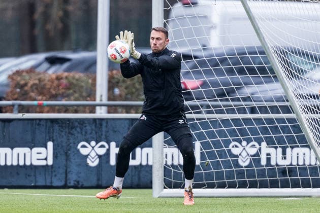 1. Fussball Bundesliga: Training 1. FC Köln; 03.12.2025 Marvin Schwäbe (1. FC Köln, 1) hält einen Torschuss 1. Fussball Bundesliga: Training 1. FC Köln; Geissbockheim, 03.12.2025 Copyright: xBEAUTIFULxSPORTS Wunderlx