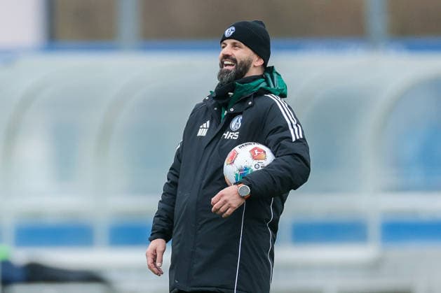 03.12.2025, Fussball, Saison 2025 2026, 2. Bundesliga, Training FC Schalke 04, Cheftrainer Miron Muslic (FC Schalke 04) lacht, Gelsenkirchen Trainingsgelände FC Schalke 04 NRW Deutschland xRHR-FOTO DEx Copyright: EWERT RHR-FOTOx RHR-FOTO DE
