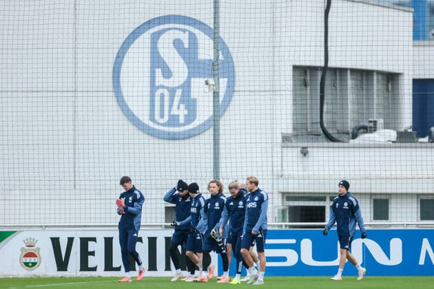 03.12.2025, Fussball, Saison 2025 2026, 2. Bundesliga, Training FC Schalke 04, Die Spieler des S04 betreten den Trainingsplatz, Gelsenkirchen Trainingsgelände FC Schalke 04 NRW Deutschland xRHR-FOTO DEx Copyright: EWERT RHR-FOTOx RHR-FOTO DE