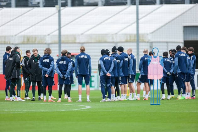 03.12.2025, Fussball, Saison 2025 2026, 2. Bundesliga, Training FC Schalke 04, Die Spieler des S04 kommen zur Ansprache zusammen, Gelsenkirchen Trainingsgelände FC Schalke 04 NRW Deutschland xRHR-FOTO DEx Copyright: EWERT RHR-FOTOx RHR-FOTO DE