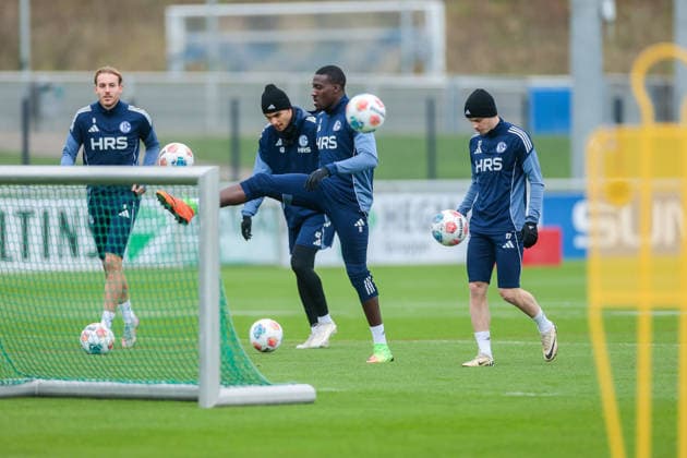 03.12.2025, Fussball, Saison 2025 2026, 2. Bundesliga, Training FC Schalke 04, v. l. Timo Becker (FC Schalke 04), Mertcan Ayhan (FC Schalke 04), Bryan Lasme (FC Schalke 04), Finn Porath (FC Schalke 04), Gelsenkirchen Trainingsgelände FC Schalke 04 NRW Deutschland xRHR-FOTO DEx Copyright: EWERT RHR-FOTOx RHR-FOTO DE