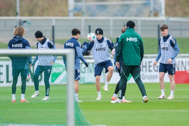 03.12.2025, Fussball, Saison 2025 2026, 2. Bundesliga, Training FC Schalke 04, v. l. Ron Schallenberg (FC Schalke 04), Mika Khadr (FC Schalke 04), Dylan Leonard (FC Schalke 04), Gelsenkirchen Trainingsgelände FC Schalke 04 NRW Deutschland xRHR-FOTO DEx Copyright: EWERT RHR-FOTOx RHR-FOTO DE