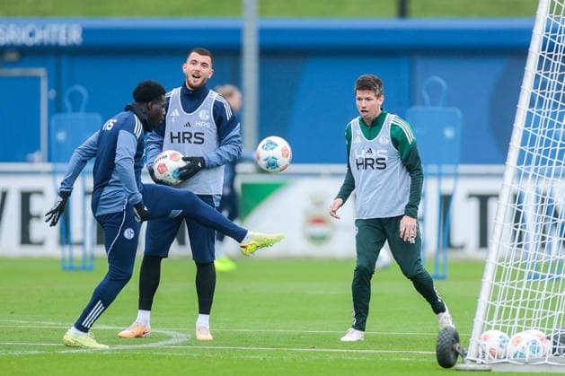 03.12.2025, Fussball, Saison 2025 2026, 2. Bundesliga, Training FC Schalke 04, v. l. Hasan Kurucay (FC Schalke 04), Franz Schiemer (FC Schalke 04), Gelsenkirchen Trainingsgelände FC Schalke 04 NRW Deutschland xRHR-FOTO DEx Copyright: EWERT RHR-FOTOx RHR-FOTO DE