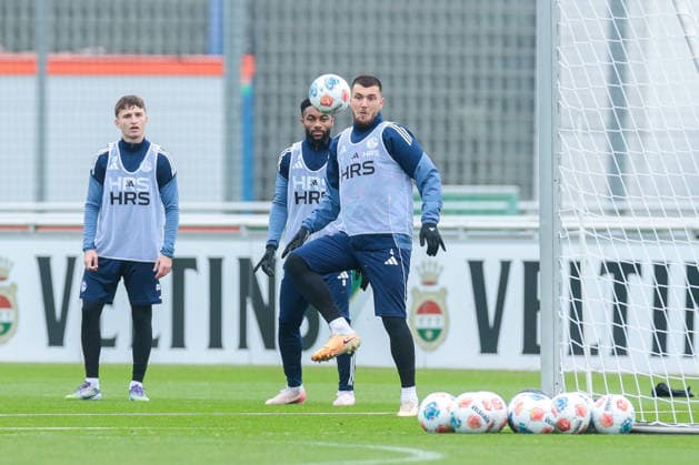 03.12.2025, Fussball, Saison 2025 2026, 2. Bundesliga, Training FC Schalke 04, v. l. Vitalie Becker (FC Schalke 04), Moussa Sylla (FC Schalke 04), Hasan Kurucay (FC Schalke 04), Gelsenkirchen Trainingsgelände FC Schalke 04 NRW Deutschland xRHR-FOTO DEx Copyright: EWERT RHR-FOTOx RHR-FOTO DE