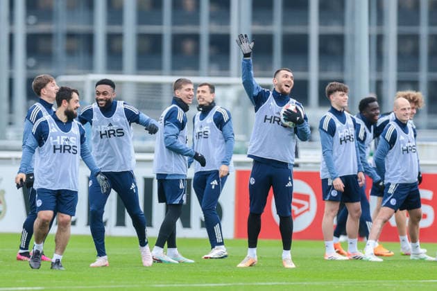 03.12.2025, Fussball, Saison 2025 2026, 2. Bundesliga, Training FC Schalke 04, v. l. Max Grüger (FC Schalke 04), Amin Younes (FC Schalke 04), Moussa Sylla (FC Schalke 04), Felipe Sanchez (FC Schalke 04), Hasan Kurucay (FC Schalke 04), Dylan Leonard (FC Schalke 04), Zaid Tchibara (FC Schalke 04, Tim Dietrich (FC Schalke 04) Gelsenkirchen Trainingsgelände FC Schalke 04 NRW Deutschland xRHR-FOTO DEx Copyright: EWERT RHR-FOTOx RHR-FOTO DE