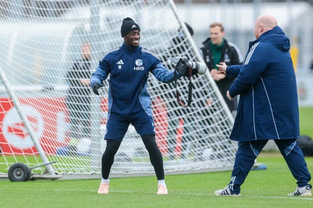 03.12.2025, Fussball, Saison 2025 2026, 2. Bundesliga, Training FC Schalke 04, Christopher Antwi-Adjei (FC Schalke 04) gibt die Kamera zurück und lacht, Gelsenkirchen Trainingsgelände FC Schalke 04 NRW Deutschland xRHR-FOTO DEx Copyright: EWERT RHR-FOTOx RHR-FOTO DE