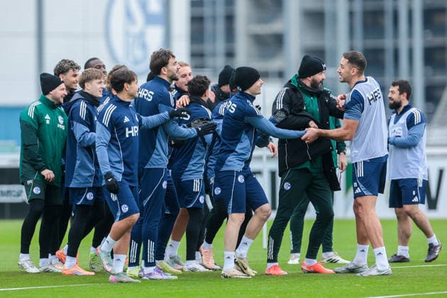 03.12.2025, Fussball, Saison 2025 2026, 2. Bundesliga, Training FC Schalke 04, Die Spieler des S04 stehen eng zusammen und lachen, Gelsenkirchen Trainingsgelände FC Schalke 04 NRW Deutschland xRHR-FOTO DEx Copyright: EWERT RHR-FOTOx RHR-FOTO DE