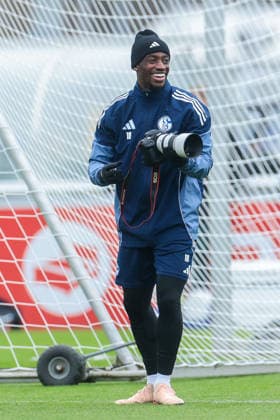 03.12.2025, Fussball, Saison 2025 2026, 2. Bundesliga, Training FC Schalke 04, Christopher Antwi-Adjei (FC Schalke 04) hat sich die Kamera des Fotografen genommen, Gelsenkirchen Trainingsgelände FC Schalke 04 NRW Deutschland xRHR-FOTO DEx Copyright: EWERT RHR-FOTOx RHR-FOTO DE