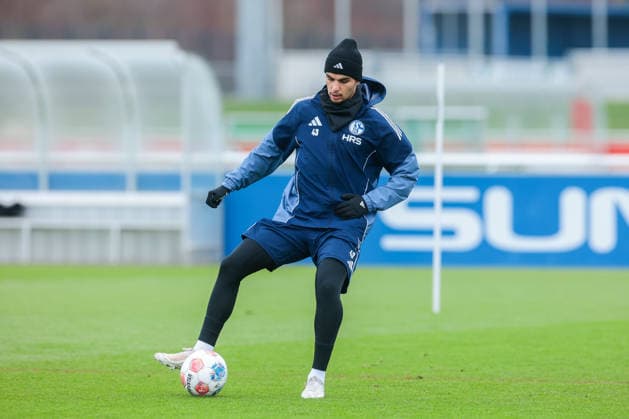 03.12.2025, Fussball, Saison 2025 2026, 2. Bundesliga, Training FC Schalke 04, Mertcan Ayhan (FC Schalke 04), Gelsenkirchen Trainingsgelände FC Schalke 04 NRW Deutschland xRHR-FOTO DEx Copyright: EWERT RHR-FOTOx RHR-FOTO DE