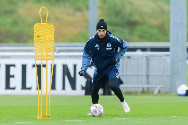 03.12.2025, Fussball, Saison 2025 2026, 2. Bundesliga, Training FC Schalke 04, Mertcan Ayhan (FC Schalke 04), Gelsenkirchen Trainingsgelände FC Schalke 04 NRW Deutschland xRHR-FOTO DEx Copyright: EWERT RHR-FOTOx RHR-FOTO DE