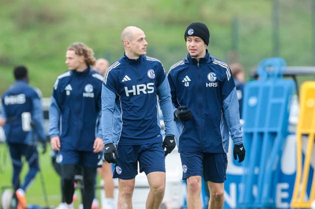 03.12.2025, Fussball, Saison 2025 2026, 2. Bundesliga, Training FC Schalke 04, v. l. Tim Dietrich (FC Schalke 04), Mika Khadr (FC Schalke 04), Gelsenkirchen Trainingsgelände FC Schalke 04 NRW Deutschland xRHR-FOTO DEx Copyright: EWERT RHR-FOTOx RHR-FOTO DE