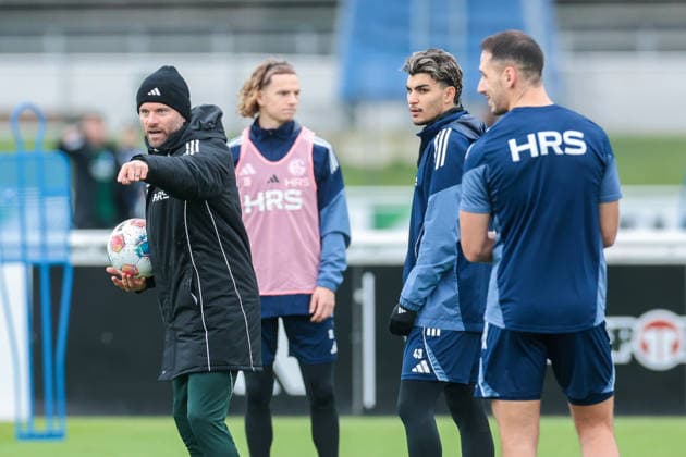 03.12.2025, Fussball, Saison 2025 2026, 2. Bundesliga, Training FC Schalke 04, Co-Trainer Tim Hoogland (FC Schalke 04) gibt Anweisungen, Gelsenkirchen Trainingsgelände FC Schalke 04 NRW Deutschland xRHR-FOTO DEx Copyright: EWERT RHR-FOTOx RHR-FOTO DE