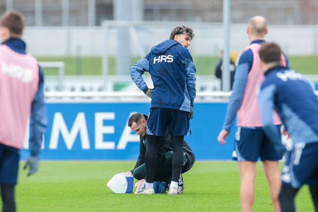 03.12.2025, Fussball, Saison 2025 2026, 2. Bundesliga, Training FC Schalke 04, Mertcan Ayhan (FC Schalke 04) wird behandelt, Gelsenkirchen Trainingsgelände FC Schalke 04 NRW Deutschland xRHR-FOTO DEx Copyright: EWERT RHR-FOTOx RHR-FOTO DE