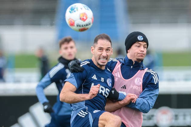 03.12.2025, Fussball, Saison 2025 2026, 2. Bundesliga, Training FC Schalke 04, v. l. Nikola Katic (FC Schalke 04), Mika Khadr (FC Schalke 04) im Duell, Gelsenkirchen Trainingsgelände FC Schalke 04 NRW Deutschland xRHR-FOTO DEx Copyright: EWERT RHR-FOTOx RHR-FOTO DE