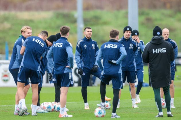 03.12.2025, Fussball, Saison 2025 2026, 2. Bundesliga, Training FC Schalke 04, Hasan Kurucay (FC Schalke 04) steht mit seinen Mitspielern zusammen, Gelsenkirchen Trainingsgelände FC Schalke 04 NRW Deutschland xRHR-FOTO DEx Copyright: EWERT RHR-FOTOx RHR-FOTO DE
