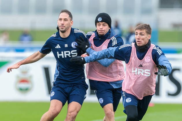 03.12.2025, Fussball, Saison 2025 2026, 2. Bundesliga, Training FC Schalke 04, v. l. Nikola Katic (FC Schalke 04), Mika Khadr (FC Schalke 04), Felipe Sanchez (FC Schalke 04), Gelsenkirchen Trainingsgelände FC Schalke 04 NRW Deutschland xRHR-FOTO DEx Copyright: EWERT RHR-FOTOx RHR-FOTO DE