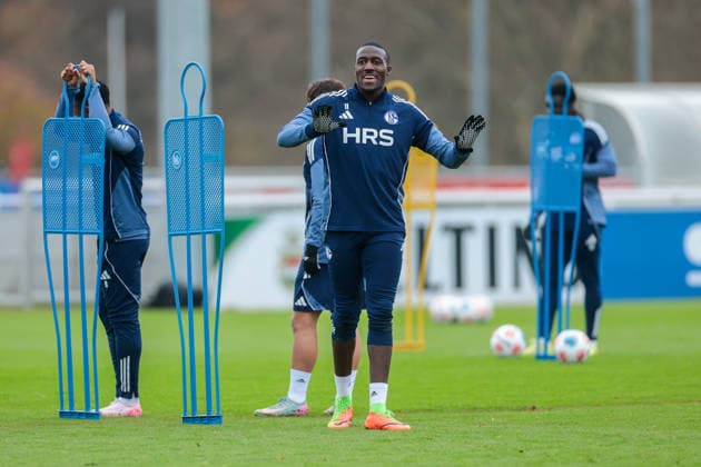 03.12.2025, Fussball, Saison 2025 2026, 2. Bundesliga, Training FC Schalke 04, Bryan Lasme (FC Schalke 04) lacht, Gelsenkirchen Trainingsgelände FC Schalke 04 NRW Deutschland xRHR-FOTO DEx Copyright: EWERT RHR-FOTOx RHR-FOTO DE
