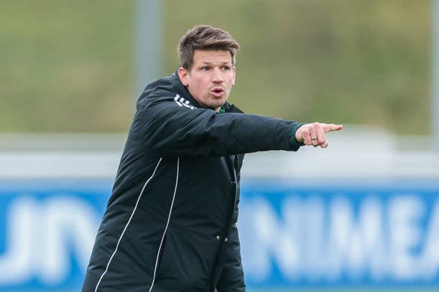 03.12.2025, Fussball, Saison 2025 2026, 2. Bundesliga, Training FC Schalke 04, Franz Schiemer (FC Schalke 04) gibt Anweisungen, Gelsenkirchen Trainingsgelände FC Schalke 04 NRW Deutschland xRHR-FOTO DEx Copyright: EWERT RHR-FOTOx RHR-FOTO DE