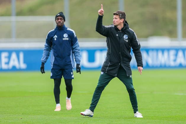 03.12.2025, Fussball, Saison 2025 2026, 2. Bundesliga, Training FC Schalke 04, v. l. Christopher Antwi-Adjei (FC Schalke 04), Franz Schiemer (FC Schalke 04), Gelsenkirchen Trainingsgelände FC Schalke 04 NRW Deutschland xRHR-FOTO DEx Copyright: EWERT RHR-FOTOx RHR-FOTO DE
