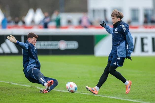 03.12.2025, Fussball, Saison 2025 2026, 2. Bundesliga, Training FC Schalke 04, v. l. Luca Podlech (FC Schalke 04), Paul Pöpperl (FC Schalke 04), Gelsenkirchen Trainingsgelände FC Schalke 04 NRW Deutschland xRHR-FOTO DEx Copyright: EWERT RHR-FOTOx RHR-FOTO DE