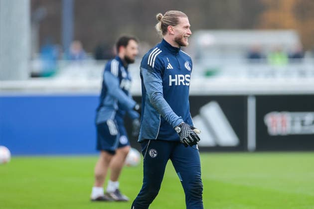 03.12.2025, Fussball, Saison 2025 2026, 2. Bundesliga, Training FC Schalke 04, Loris Karius (FC Schalke 04) lacht, Gelsenkirchen Trainingsgelände FC Schalke 04 NRW Deutschland xRHR-FOTO DEx Copyright: EWERT RHR-FOTOx RHR-FOTO DE