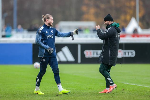 03.12.2025, Fussball, Saison 2025 2026, 2. Bundesliga, Training FC Schalke 04, v. l. Loris Karius (FC Schalke 04), Cheftrainer Miron Muslic (FC Schalke 04) klatschen ab, Gelsenkirchen Trainingsgelände FC Schalke 04 NRW Deutschland xRHR-FOTO DEx Copyright: EWERT RHR-FOTOx RHR-FOTO DE