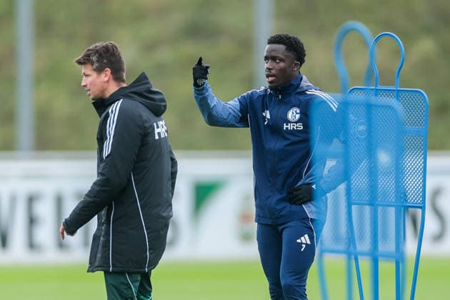 03.12.2025, Fussball, Saison 2025 2026, 2. Bundesliga, Training FC Schalke 04, v. l. Franz Schiemer (FC Schalke 04), Christian Gomis (FC Schalke 04), Gelsenkirchen Trainingsgelände FC Schalke 04 NRW Deutschland xRHR-FOTO DEx Copyright: EWERT RHR-FOTOx RHR-FOTO DE