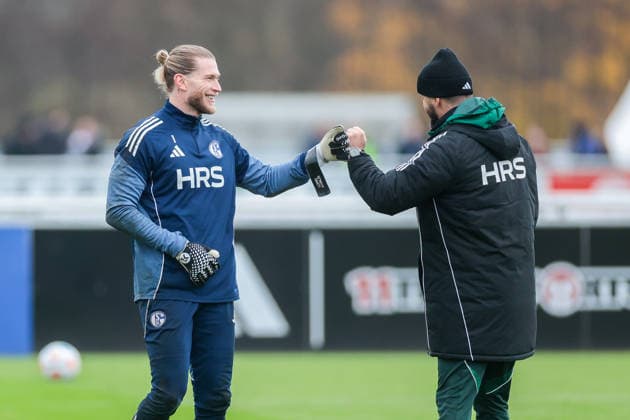 03.12.2025, Fussball, Saison 2025 2026, 2. Bundesliga, Training FC Schalke 04, v. l. Loris Karius (FC Schalke 04), Trainer Daniel Thioune (Fortuna Düsseldorf) klatschen ab, Gelsenkirchen Trainingsgelände FC Schalke 04 NRW Deutschland xRHR-FOTO DEx Copyright: EWERT RHR-FOTOx RHR-FOTO DE