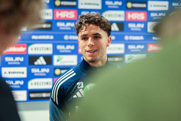 03.12.2025, Fussball, Saison 2025 2026, 2. Bundesliga, Training FC Schalke 04, Soufiane El-Faouzi (FC Schalke 04) in der Mixed Zone, Gelsenkirchen Trainingsgelände FC Schalke 04 NRW Deutschland xRHR-FOTO DEx Copyright: EWERT RHR-FOTOx RHR-FOTO DE