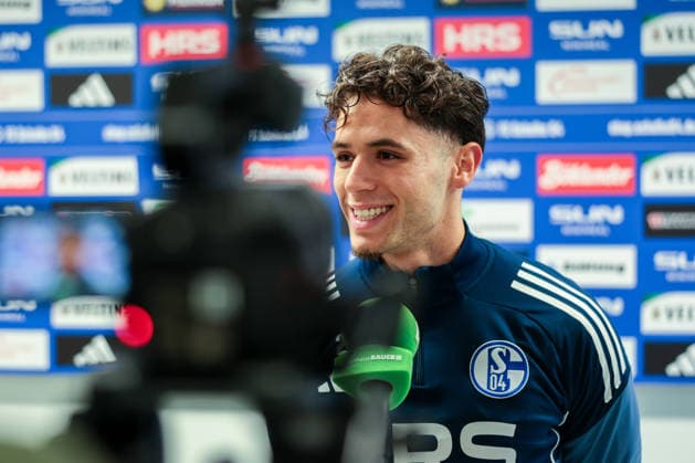 03.12.2025, Fussball, Saison 2025 2026, 2. Bundesliga, Training FC Schalke 04, Soufiane El-Faouzi (FC Schalke 04) in der Mixed Zone, Gelsenkirchen Trainingsgelände FC Schalke 04 NRW Deutschland xRHR-FOTO DEx Copyright: EWERT RHR-FOTOx RHR-FOTO DE