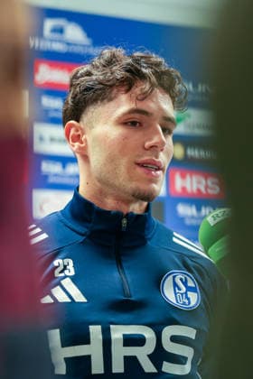 03.12.2025, Fussball, Saison 2025 2026, 2. Bundesliga, Training FC Schalke 04, Soufiane El-Faouzi (FC Schalke 04) in der Mixed Zone, Gelsenkirchen Trainingsgelände FC Schalke 04 NRW Deutschland xRHR-FOTO DEx Copyright: EWERT RHR-FOTOx RHR-FOTO DE