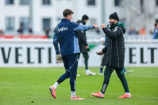 03.12.2025, Fussball, Saison 2025 2026, 2. Bundesliga, Training FC Schalke 04, v. l. Luca Podlech (FC Schalke 04) Cheftrainer Miron Muslic (FC Schalke 04) klatschen ab, Gelsenkirchen Trainingsgelände FC Schalke 04 NRW Deutschland xRHR-FOTO DEx Copyright: EWERT RHR-FOTOx RHR-FOTO DE