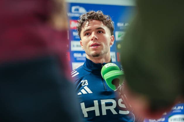 03.12.2025, Fussball, Saison 2025 2026, 2. Bundesliga, Training FC Schalke 04, Soufiane El-Faouzi (FC Schalke 04) in der Mixed Zone, Gelsenkirchen Trainingsgelände FC Schalke 04 NRW Deutschland xRHR-FOTO DEx Copyright: EWERT RHR-FOTOx RHR-FOTO DE