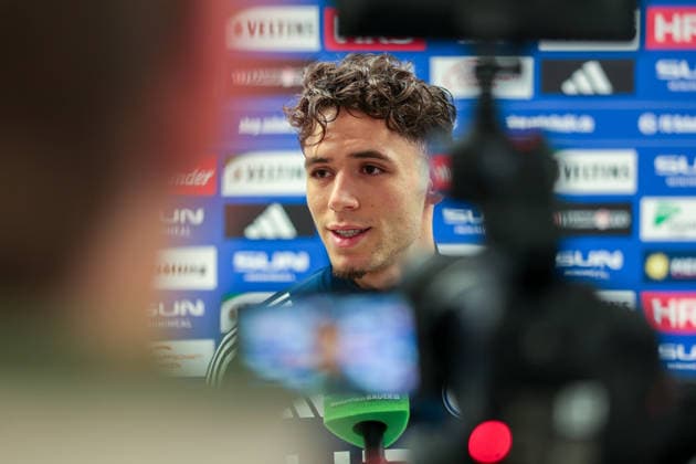 03.12.2025, Fussball, Saison 2025 2026, 2. Bundesliga, Training FC Schalke 04, Soufiane El-Faouzi (FC Schalke 04) in der Mixed Zone, Gelsenkirchen Trainingsgelände FC Schalke 04 NRW Deutschland xRHR-FOTO DEx Copyright: EWERT RHR-FOTOx RHR-FOTO DE